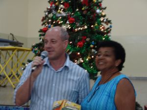 Prefeito Baird entregando panetone