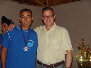 O aluno recebeu a medalha do diretor, Antnio Barbosa