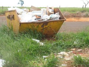 Coletor tipo caamba depositado no local estava cheio de lixo  exalava mal