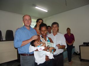 Prefeito Baird fazendo entrega do Carto As famlias do programa Vale Cidado 