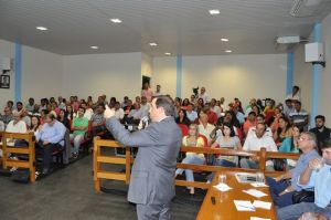 Prefeito Rogrio fazendo sua explanao